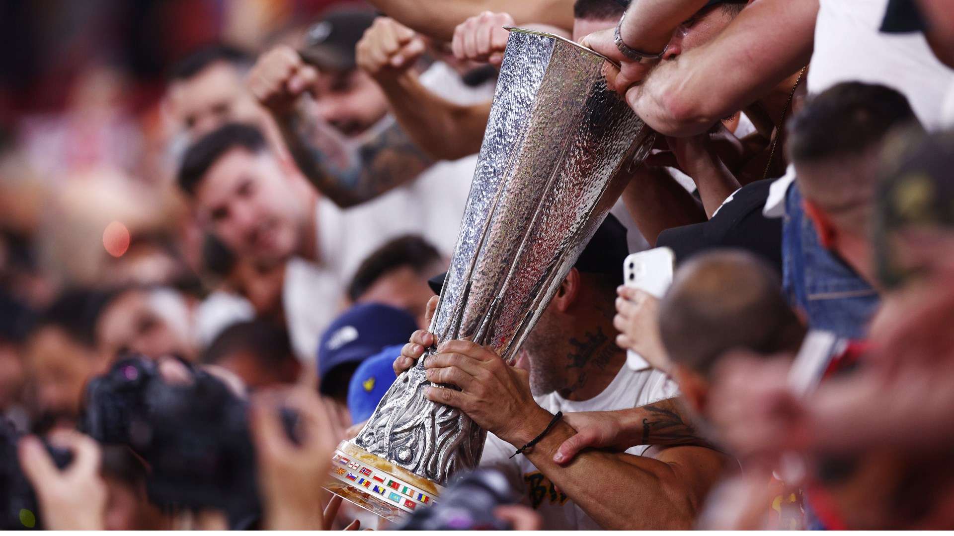 首的灰熊在 首的灰熊在